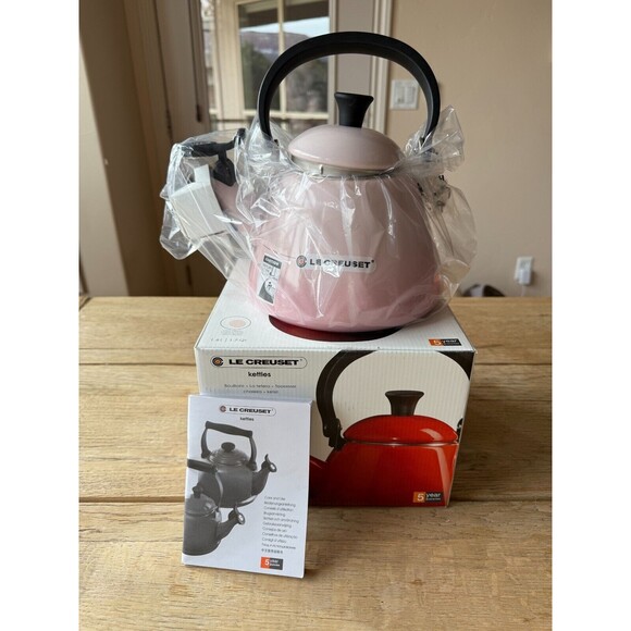 NEW Le Creuset 1.7 qt / 1.6 liter whistling Kone Kettle w/ Max Line, Shell Pink - Picture 1 of 13